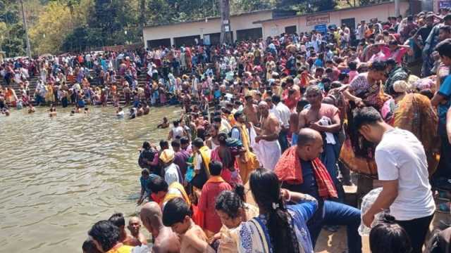 সীতাকুণ্ডে শিবচতুর্দশী মেলায় ভিড়ের চাপে ৩ পুণ্যার্থীর মৃত্যু