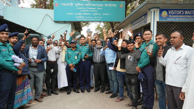 এক মাসে ১০৬টি মোবাইল উদ্ধার, মালিকদের কাছে হস্তান্তর