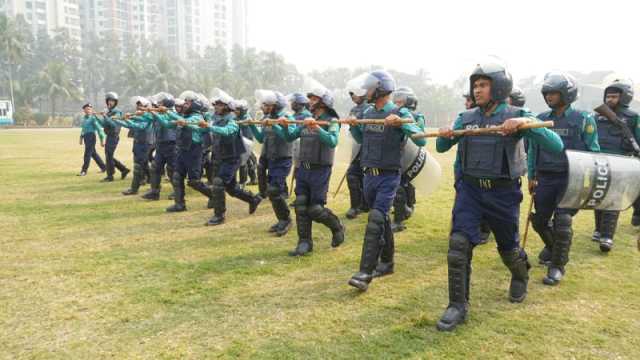 ন্যূনতম বল প্রয়োগের কৌশল শিখছে পুলিশ