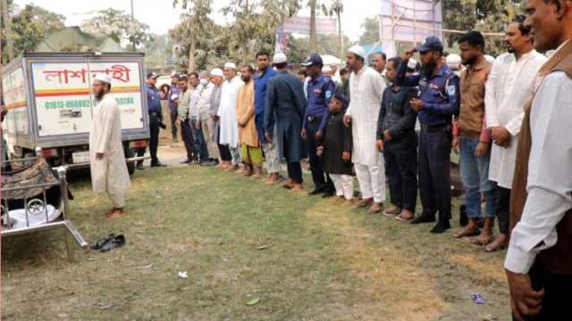 প্যারোলে মুক্তি পেয়ে মায়ের জানাজায় অংশ নিলেন যুবলীগ নেতা রাজা