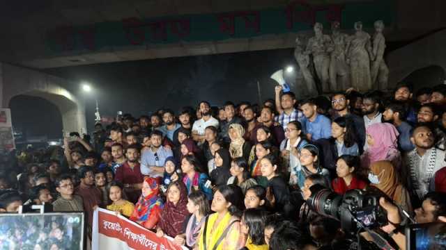 ঢাবিতে বৈষম্যবিরোধী-ছাত্রদলের পাল্টাপাল্টি বিক্ষোভ