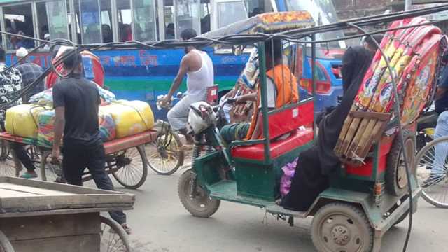 চালককে উল্টোপথে যেতে প্ররোচিত করলে যাত্রীর বিরুদ্ধেও ব্যবস্থা