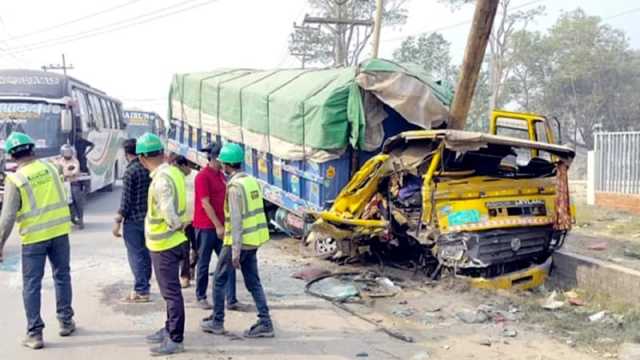 নরসিংদীতে বাস-ট্রাক-প্রাইভেটকারের ত্রিমুখী সংঘর্ষে আহত ৬৩ 