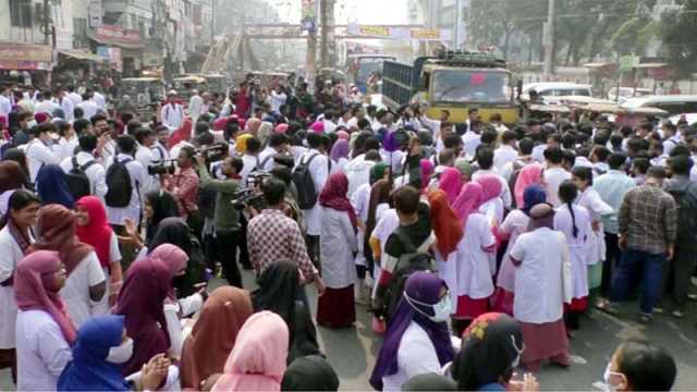 ৫ দফা দাবিতে রংপুরে ইন্টার্ন চিকিৎসকদের সড়ক অবরোধ