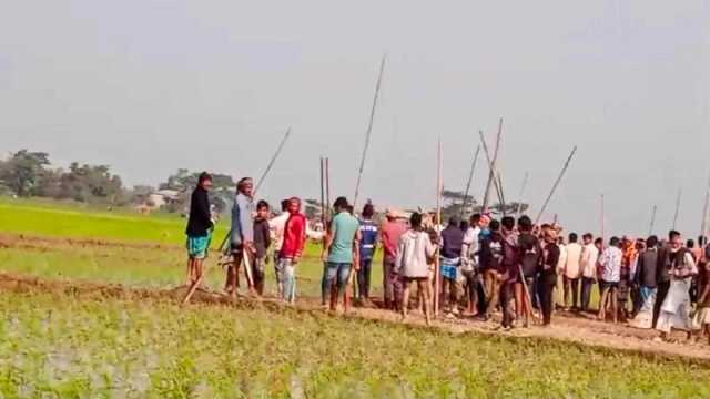 গরুর ধান খাওয়া নিয়ে সকাল থেকে দুই গ্রামবাসীর সংঘর্ষ, আহত ৪০