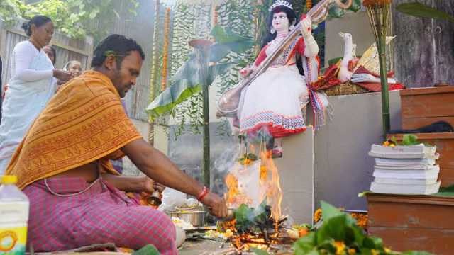 জ্ঞানেশ্বরীর আরাধনায় মেতেছেন শিক্ষার্থীরা