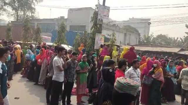 বকেয়া বেতনের দাবিতে সাভারে শ্রমিক বিক্ষোভ, সড়ক অবরোধ