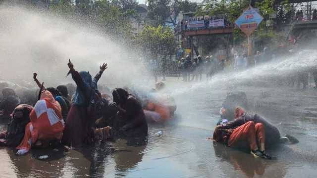 জলকামানের পানি ছিটিয়ে শাহবাগ মোড় থেকে আন্দোলনকারীদের সরিয়ে দিল পুলিশ