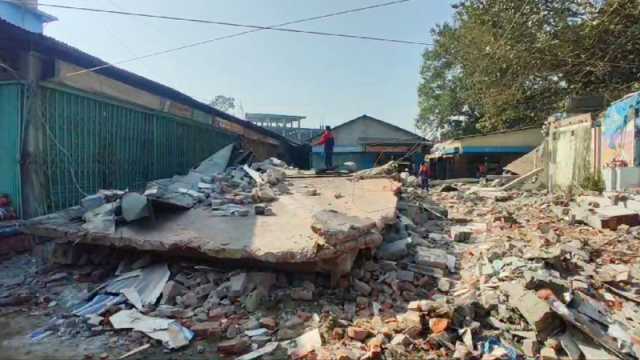 গুঁড়িয়ে দেওয়া হলো শাহজাদপুর উপজেলা আ.লীগ কার্যালয় ও বঙ্গবন্ধুর ম্যুরাল