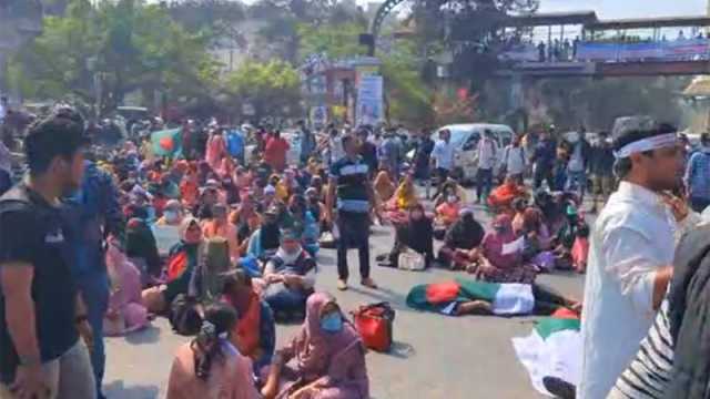 শাহবাগ মোড়ে সুপারিশপ্রাপ্ত শিক্ষকদের অবরোধ, যান চলাচল বন্ধ