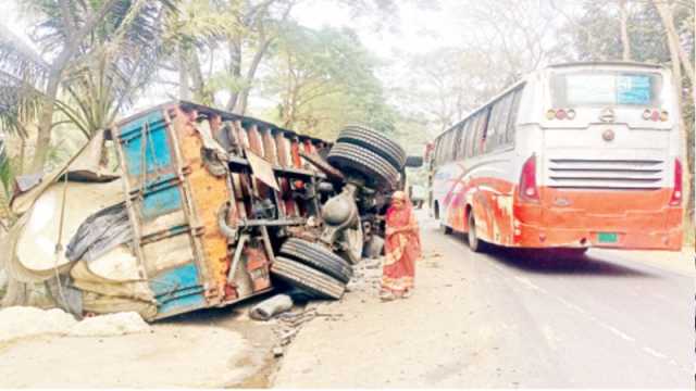 ভয়ংকর চুনতির দুই কিলোমিটার