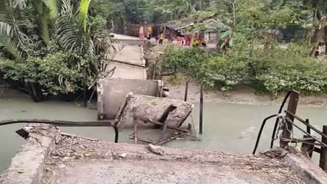 সেতু ভেঙে দুর্ভোগে ১০ গ্রামের মানুষ