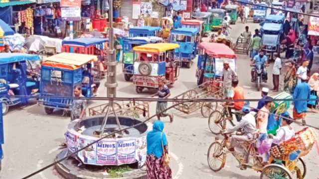 মন্ত্রণালয়ে আটকা চার লেনের উদ্যোগ, যানজটে ভোগান্তি