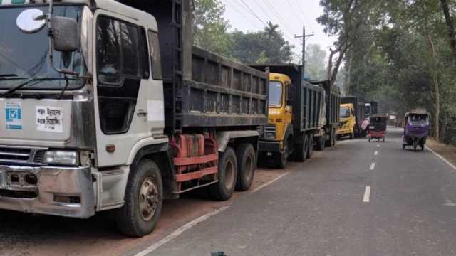 ট্রাক আটকে ছাত্রলীগের সাবেক নেতার চাঁদাবাজি