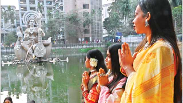 ভক্তি ও প্রার্থনায় বিদ্যার দেবী সরস্বতী পূজিত