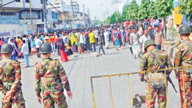 চট্টগ্রামে বেতনের দাবিতে ১০ ঘণ্টা সড়কে পোশাককর্মীরা