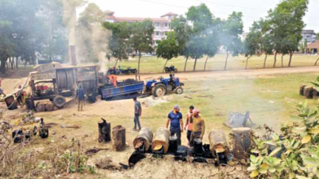 শিক্ষার্থীর সমস্যা, ঠিকাদারের ‘না’