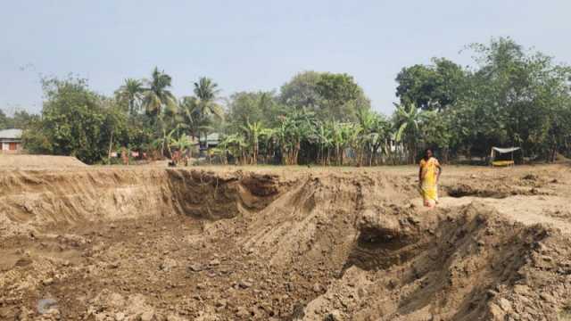 জমির শ্রেণি পরিবর্তন করে রাজস্ব কর্মকর্তার স্ত্রীর পুকুর