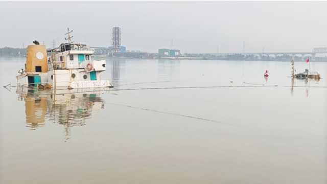 সিমেন্ট তৈরির কাঁচামাল নিয়ে ডুবল জাহাজ