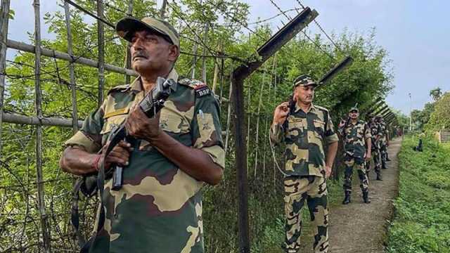 সীমান্তজুড়ে বিএসএফের বাড়তি নজরদারি, আতঙ্ক