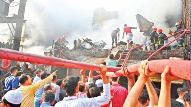 ঢাকার ইসলামবাগে প্লাস্টিক ও পলিথিন কারখানায় আগুন