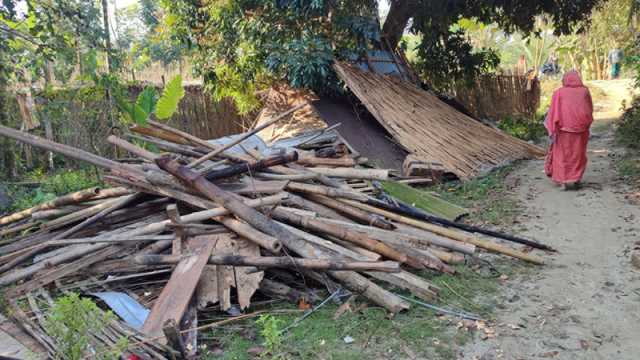 বৃদ্ধার বসতভিটা ভাঙচুর করে উচ্ছেদ