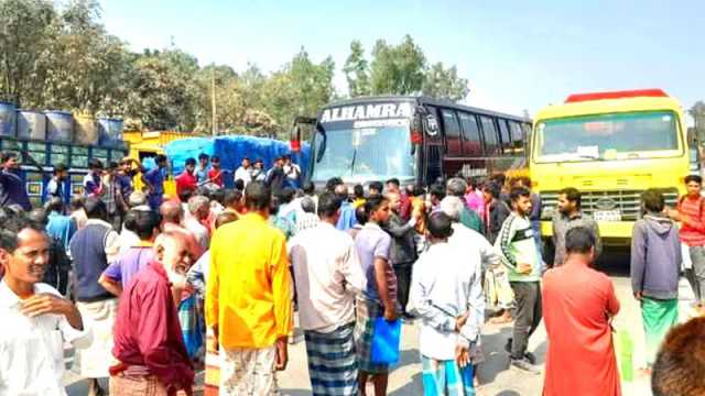 হিমাগারে আলু রাখার বুকিং স্লিপ না পেয়ে সড়ক অবরোধ