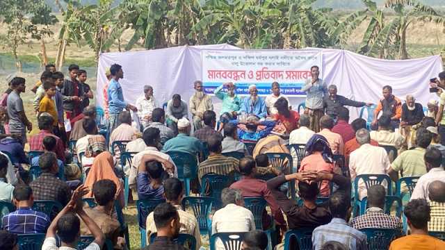 অবৈধভাবে বালু উত্তোলন বন্ধে ঐক্যবদ্ধ গ্রামবাসী