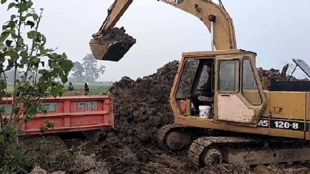 জমির উর্বর মাটি কেটে অপরিকল্পিত বাঁধ