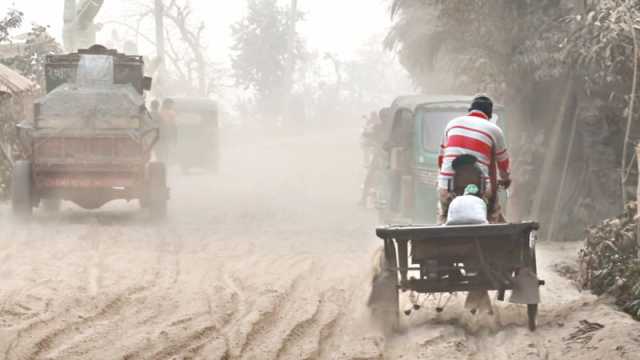 কাজ ফেলে লাপাত্তা ঠিকাদার ব্যস্ত সড়কে ভোগান্তি