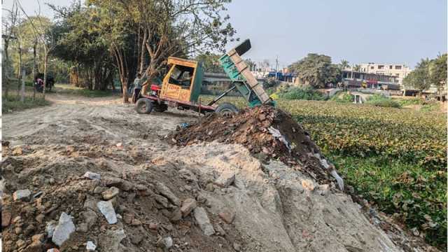 মালিকানা দাবি করে ভরাট হচ্ছে নদী