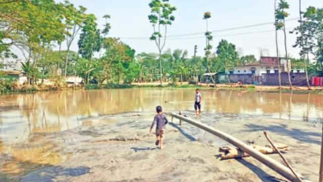 হাউজিংয়ের থাবায় হারাতে যাচ্ছে আরেকটি পুকুর