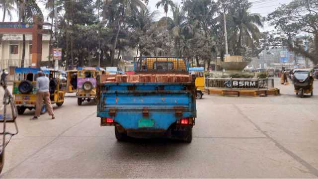 ট্রাফিক নিয়ন্ত্রণ ঢিলেঢালা যানজটে নাকাল শহর