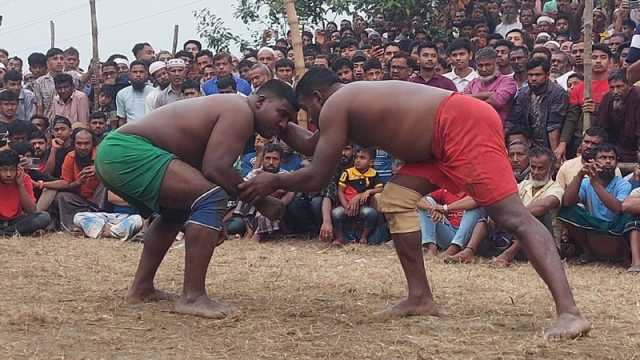 কুস্তিখেলায় দর্শক মাতালেন বাঘা শরিফ-রাশেদ মাল