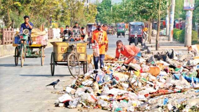 অভিভাবকহীন নগরীতে পদে পদে ভোগান্তি