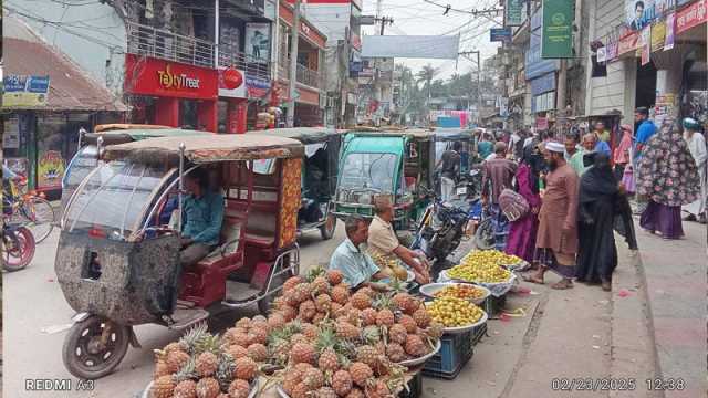 অভিযানের পরপরই ফের ফুটপাতে বসেন হকার