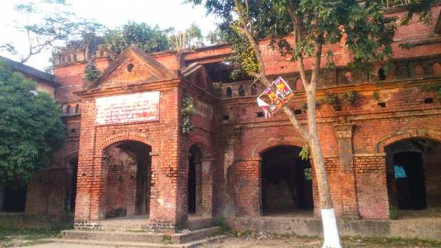 ঐতিহ্যবাহী লাল ভবন রক্ষা নিয়ে শঙ্কা