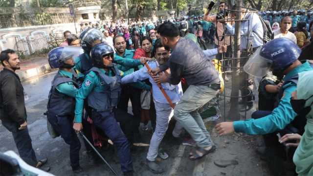 প্রাথমিকের নিয়োগ বাতিল হওয়া প্রার্থীদের বিক্ষোভে পুলিশের লাঠিচার্জ-জলকামান