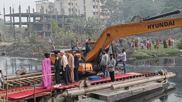 লাল গালিচায় খালে নেমে খননের উদ্বোধন করলেন ৩ উপদেষ্টা