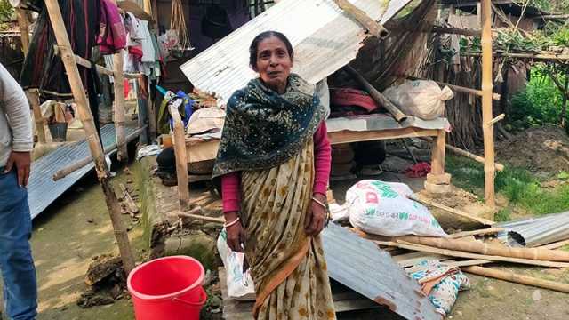 আগের দিন ঢুলির বাড়িতে তারকাঁটার বেড়া, পরদিন খুপরি ঘরে ভাঙচুর-লুটপাট