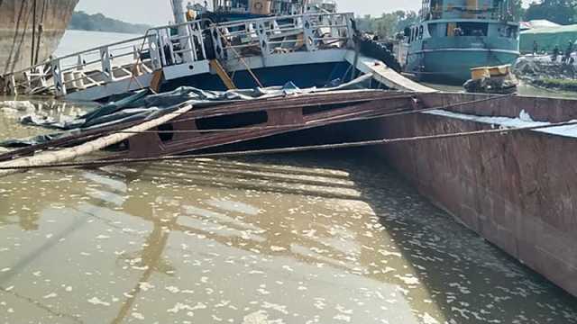 ভৈরব নদে ৮৫০ টন সার নিয়ে জাহাজডুবি