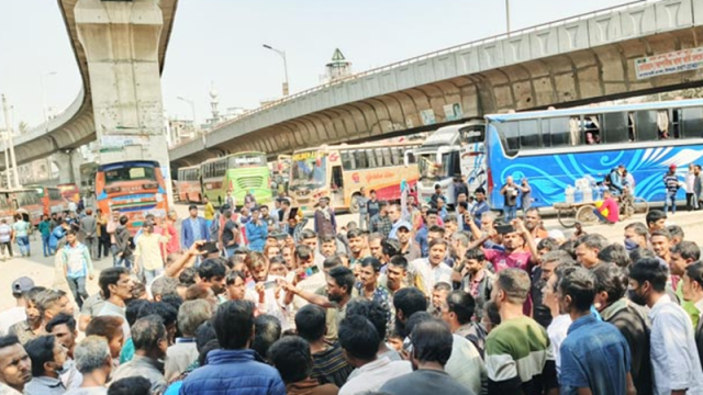 ‘যেখানে-সেখানে’ যাত্রী তোলার দাবিতে সড়ক অবরোধ বাস শ্রমিকদের