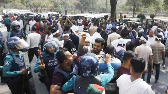 সচিবালয়ের সামনে চাকরিচ্যুত পুলিশ সদস্যদের লাঠিপেটা