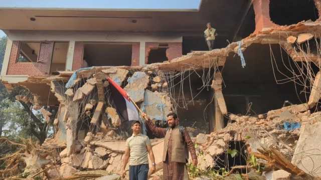 শেখ হাসিনার সহিংস আচরণের প্রতিক্রিয়ায় ৩২ নম্বরের বাড়ি ভাঙচুর