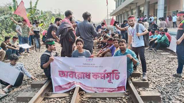 রেলপথ অবরোধে ছয় ঘণ্টা বন্ধ ট্রেন চলাচল