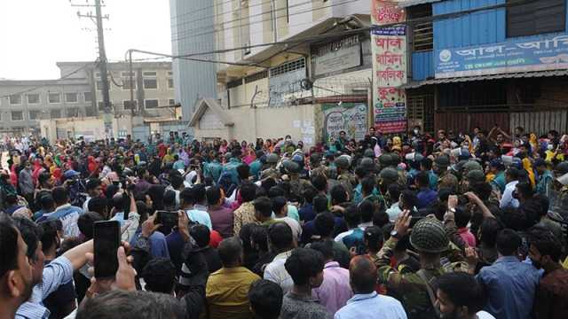 চট্টগ্রামে বেতনের দাবিতে ১০ ঘণ্টা সড়কে পোশাককর্মীরা