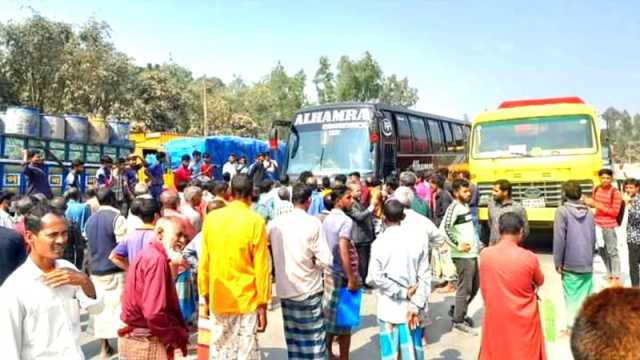 হিমাগারে আলু রাখার বুকিং স্লিপ না পেয়ে মহাসড়ক অবরোধ