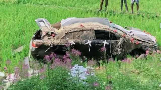 লাইনের ওপর বন্ধ বিয়ের গাড়ি, ট্রেনের ধাক্কায় ক্ষেতে