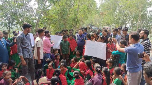 দুর্ঘটনায় দুই শিক্ষক নিহত: সালথায় মাহিন্দ্রা বন্ধের দাবি শিক্ষার্থীদের