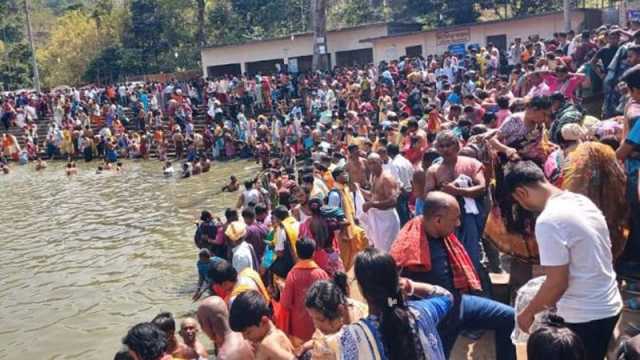 সীতাকুণ্ডের চন্দ্রনাথ ধামে ভিড়ের চাপে তিনজনের মৃত্যু